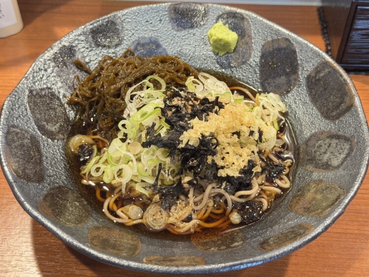 DASHIそば冷やし630円 と生もずく200円。贅沢なうまさが味わえる。