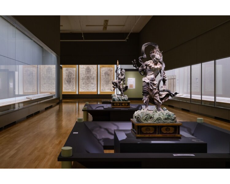 弘法大師生誕1250年記念　特別展「空海と真言の名宝」　東京国立博物館　2026年　展示風景。快慶作の深沙大将立像・執金剛神立像の奥に、五大力菩薩像が鎮座する。 