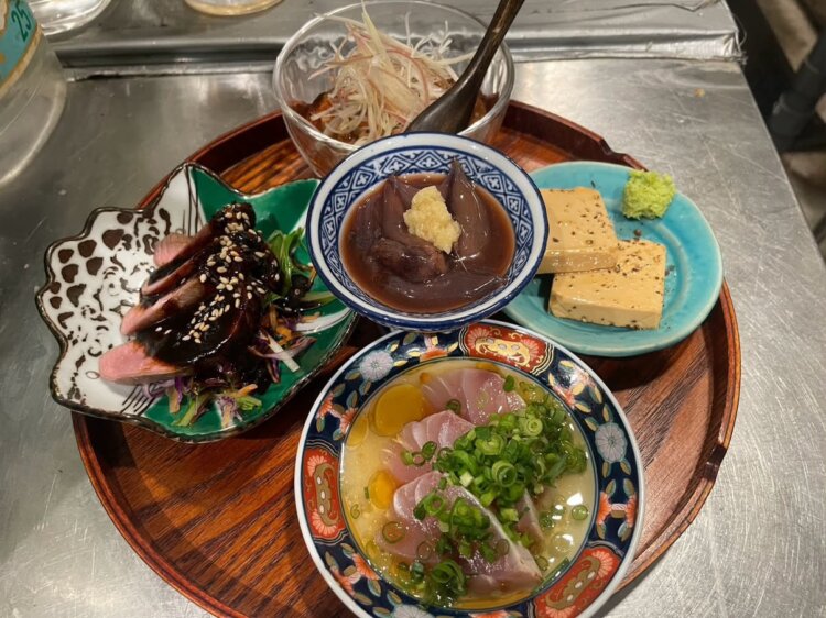 写真提供：『酒場食堂 マタタビ』 その日のおすすめを5品盛り付けたマタタビの肴盛り1550円は、ほとんどの客が選ぶ。