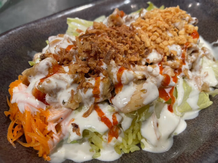写真提供：『酒場食堂 マタタビ』　今も店の軸となっている名物のチキンオーバーライス900円（ハーフサイズ600円）。