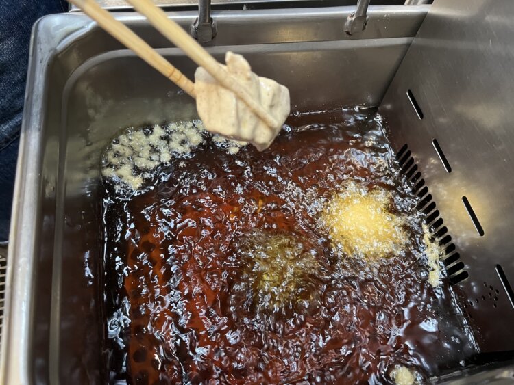 衣には米粉や炭酸水を使い、カリッと軽い食感に仕上げている。