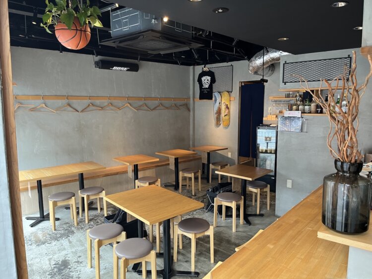 ラーメン店だった店舗を改装。シンプルで洗練された空間だが、常連は20〜70代まで幅広い。