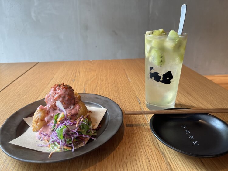 柏『酒場食堂 マタタビ』で背徳すぎるピンクのチキン南蛮とデザートみたいな緑のサワー