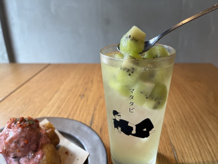 季節の果物が味わえる、今日のフルーツサワー。この日はキウイのサワーだった。