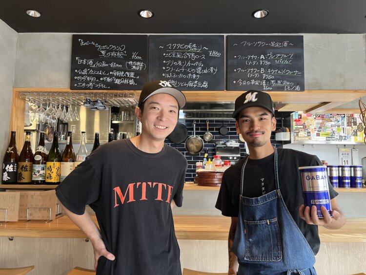 左がオーナーの勝田隆介さん、右が店長の佐藤祐己さん。ともにキッチンカーで活動してきた同志だ。