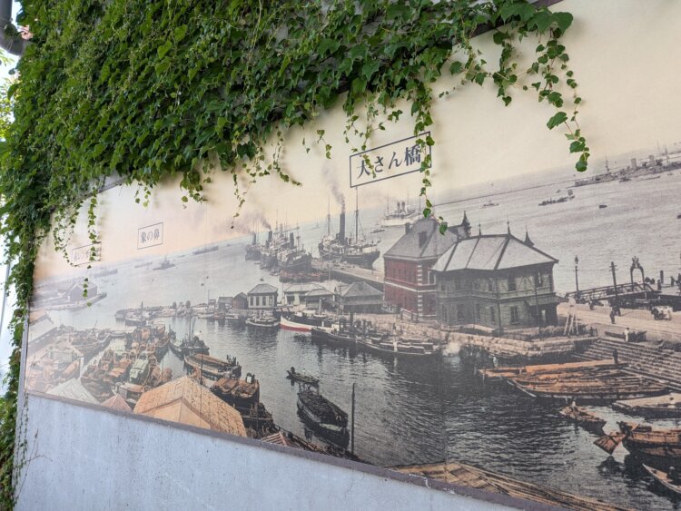 明治43年（1910）頃の横浜港。大さん橋の左に象の鼻防波堤が見える。
