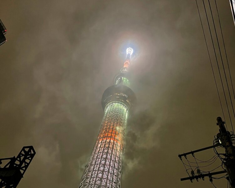 雲の低い夜にツリーの近くで見上げると、遥か上空、てっぺんの光の周りに光環ができていて、天体感がスゴい。墨田区押上。