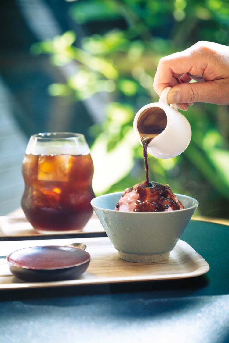 アイスドリップコーヒー中浅煎(い)り800円、季節メニューのフラゴラドルチェ アフォガード700円。