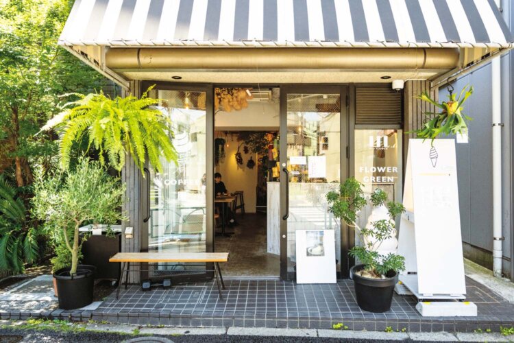 屋外にも腰掛けやテーブル席が用意されている。