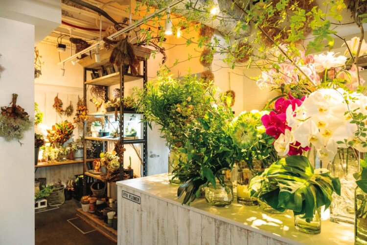 店内奥は、緑と花で埋め尽くされている。