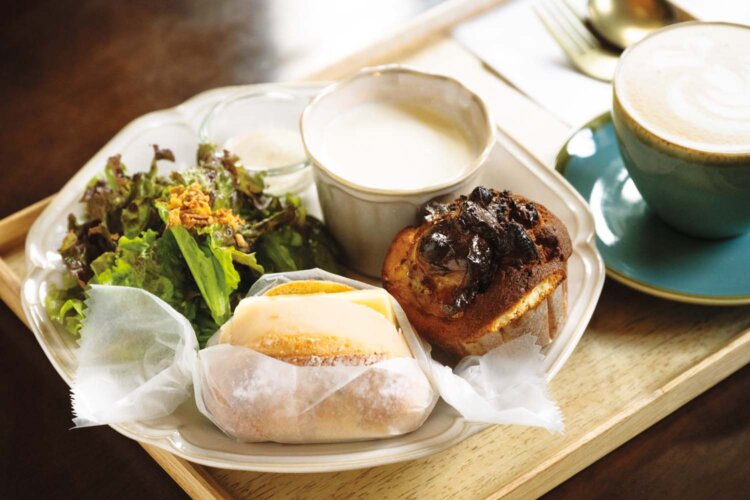 レモンのあんバター420円、オレオ＆チーズマフィン450円、カフェラテ620円。スープセット500円。