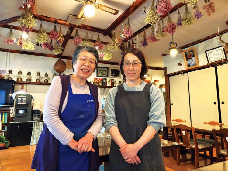 女将の両角（もろずみ）美喜子さん（左）と若女将の亜希子さん。