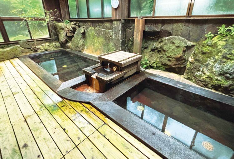 男女ともほぼ同じ造り（写真は男湯）で、中央は源泉を引く湯口。