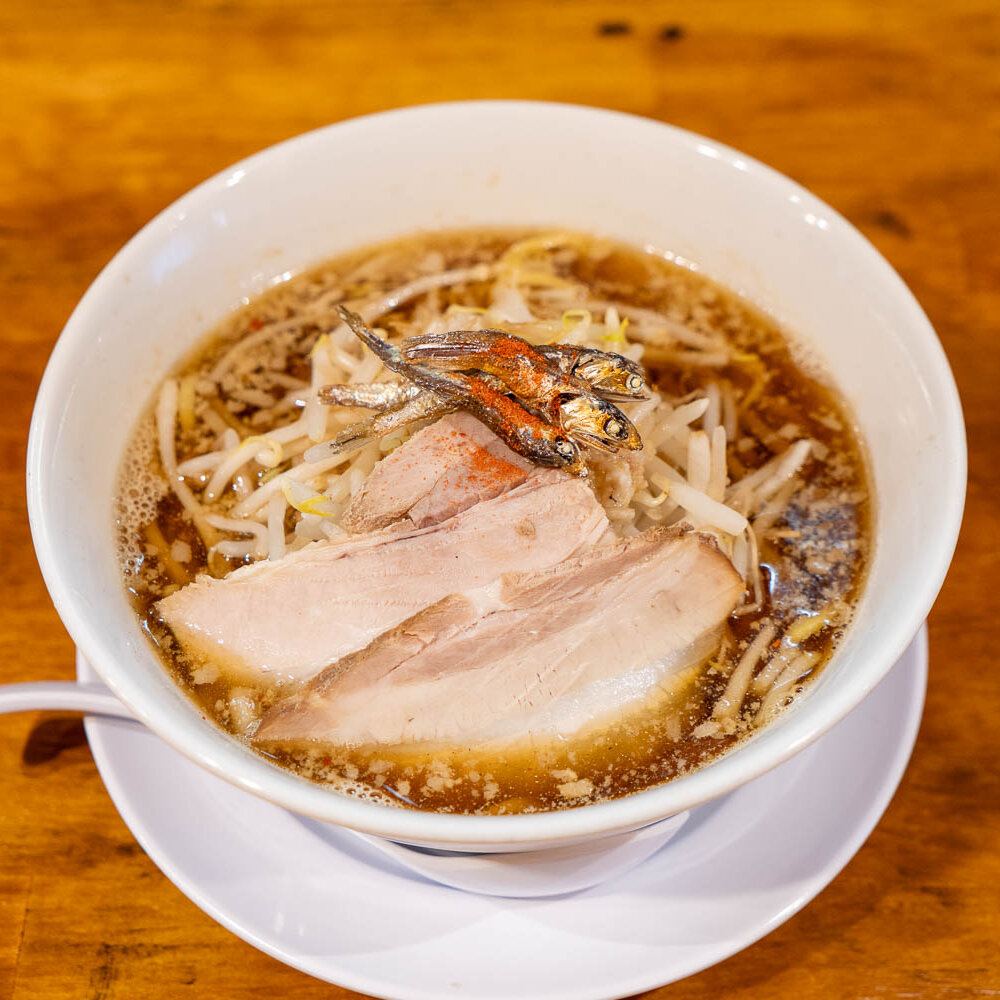 出身地・滋賀で通いつめた味を蒲田で提供する『麺屋にぼじ』。すっきり煮干し出汁とボリュームが両立した煮干し中華そば
