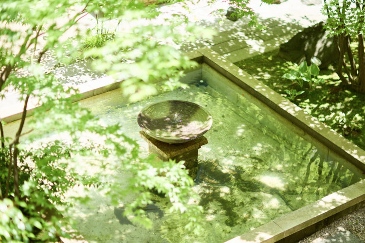 水と緑に囲まれた館内の散策が至福だ。
