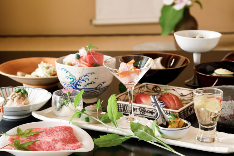 色合いが美しい和食会席。日本海で獲れる魚をはじめ、甘海老や能登牛など石川の海山の幸がふんだんに盛り込まれている。