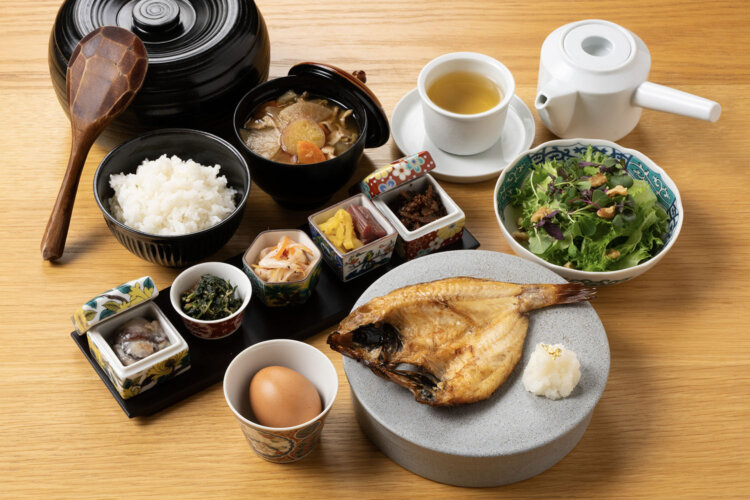 石川県産米「ひゃくまん穀」や、ノドグロの一夜干しなどが並ぶ朝食メニューも人気だ。