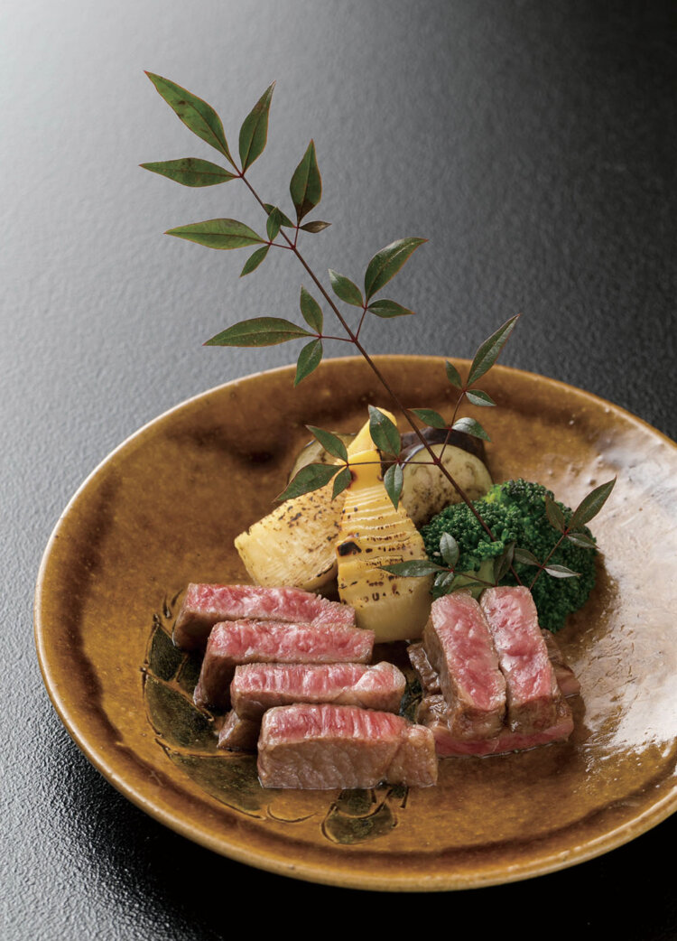 能登牛やノドグロなどの懐石料理に舌鼓を打つ。