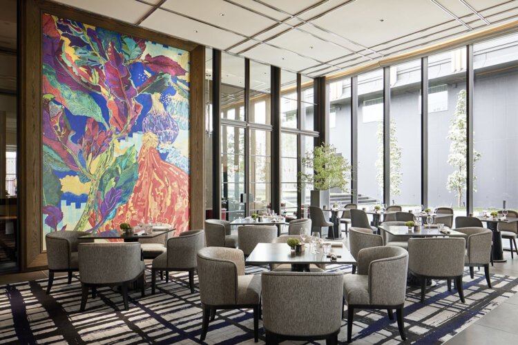 3階のオールデイダイニング「FIVE – Grill & Lounge」では、加賀野菜を描いた作品が大きなパネルに。