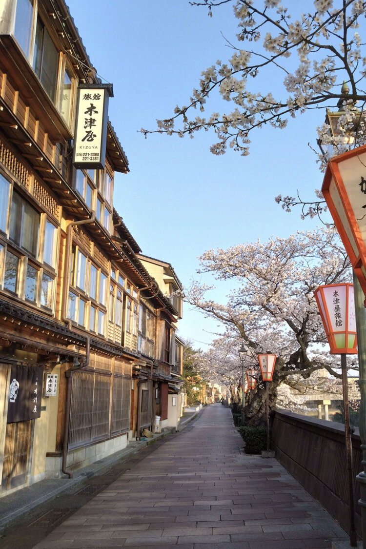 主計町の石畳や暗がり坂などの細い路地を歩くと、タイムトリップしたような気分になる。