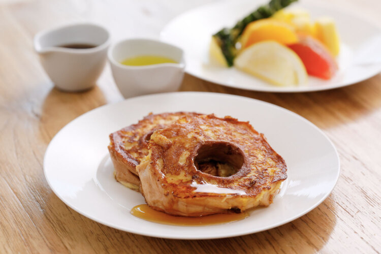 朝食バイキングでは、名物の車麩のフレンチトーストを作りたてで、ぜひ。