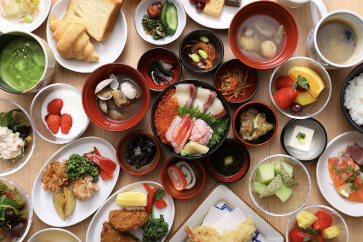 ご当地食材を取り入れた朝食は、約50のメニューをバイキング形式で（画像はイメージ）。