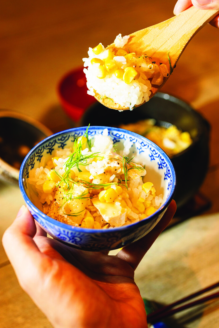 とうもろこしとカマンベールの土鍋ご飯1600円は、ワインとの相性も◎。