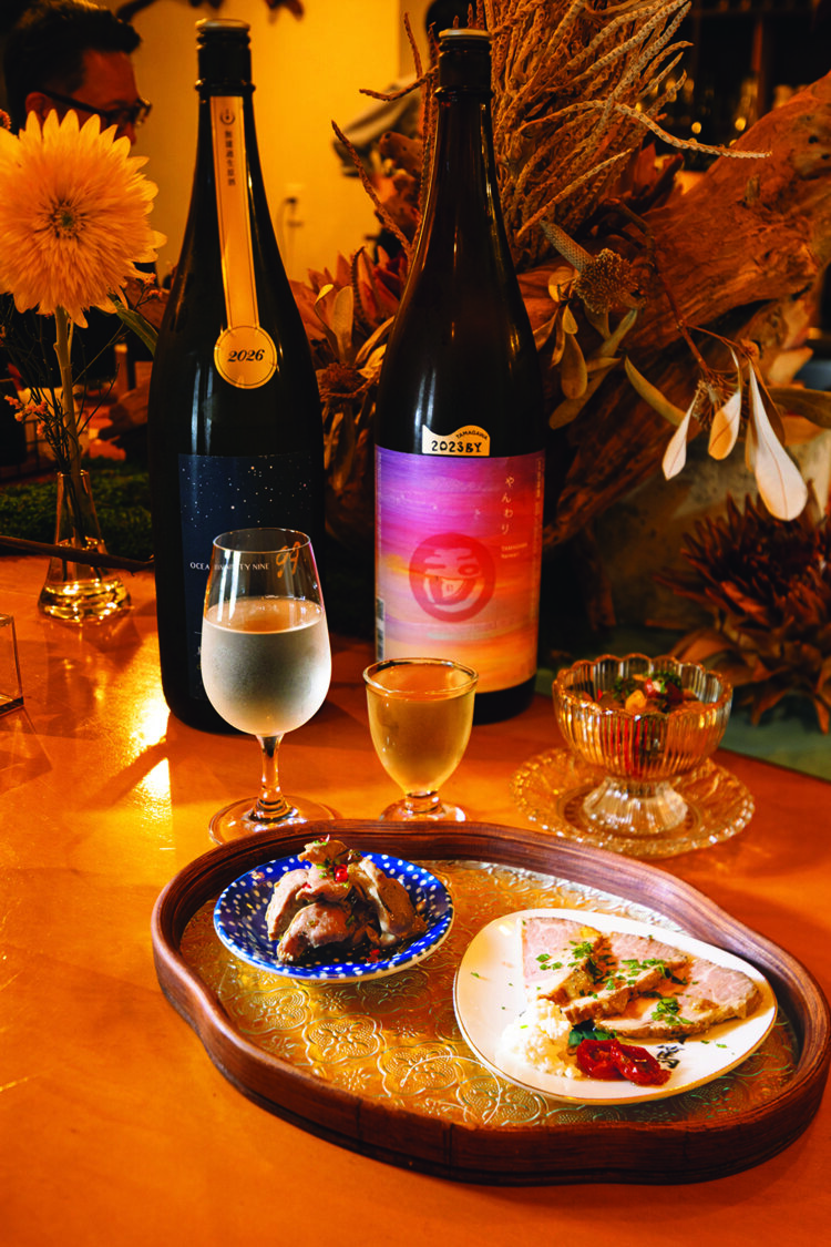 日本酒はグラス400円～。砂肝のオイル漬け300円、ローストポーク500円、野菜のマリネ300円などのおつまみも。