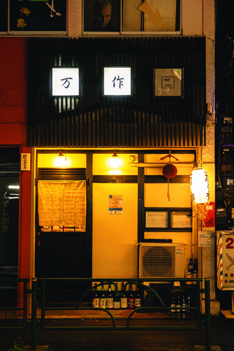 杉玉が目印。カウンター席のみなので予約推奨。