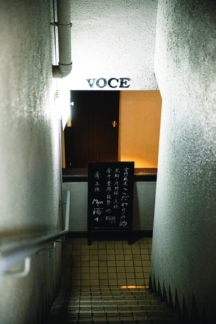 地下にあり一見入りにくいが、日本酒天国が待つ。
