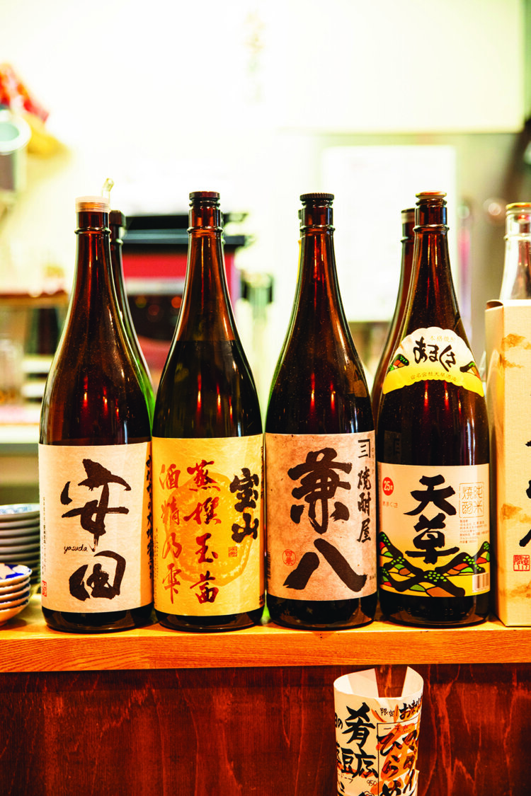 「芋・麦・栗・黒糖まで焼酎も幅広く揃えてます」と店主。