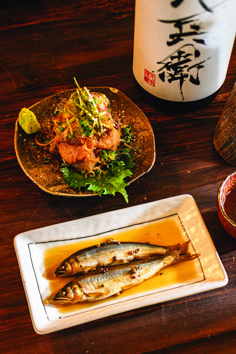 特製ごま醤油でいただくごまぶり950円、「八兵衛」純米900円。