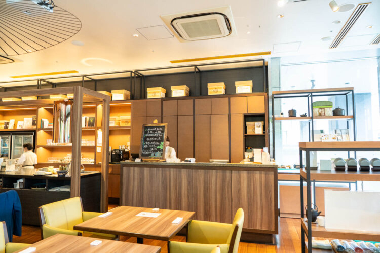 店内には茶箱や茶の道具も置かれている。