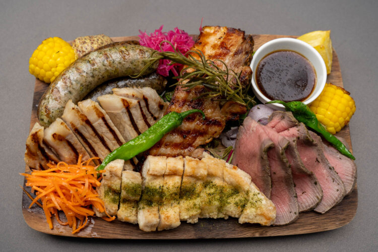 5種の肉料理と野菜の贅沢プレートは単品で4800円。写真はコースで注文の場合の4人前相当。