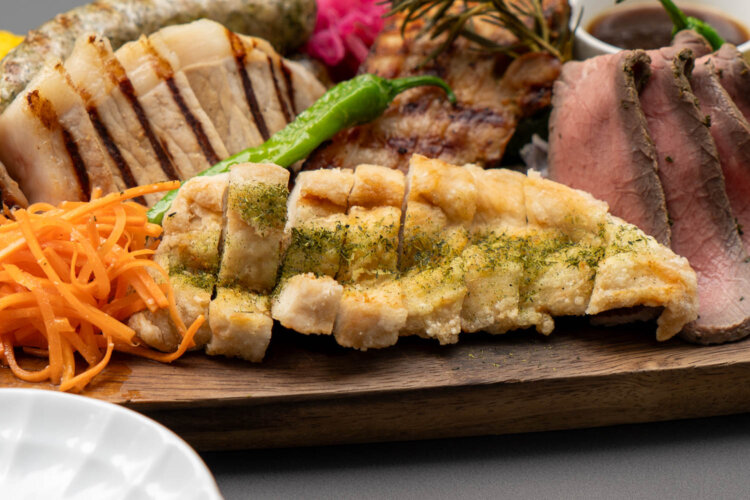 鶏むね肉緑茶唐揚げは、日本料理に伝わるお茶の利用法を応用して、柔らかく仕上がっている。