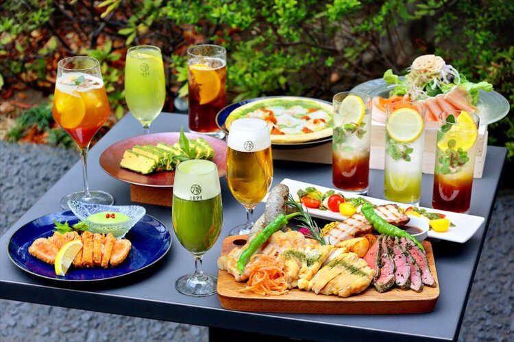 「抹茶ビアガーデン」用のドリンクや一品料理もバラエティ豊か（写真提供＝レストラン1899お茶の水）。