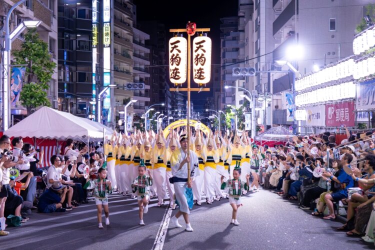 横いっぱいに広がって踊る中央演舞場。連によっては100人を超す連もあり、迫力満点の踊りが楽しめる。