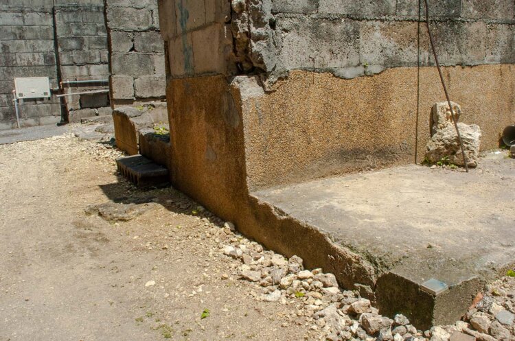 2005年4月5日に撮影。トイレは上側のブロック塀ではなく土台のモルタル部分が糸満駅トイレのものだったらしい。住宅地内の空間にポツンと存在していたのも不思議な光景であった。