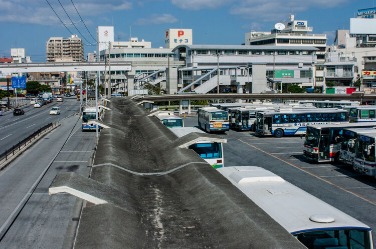 2005年4月4日に撮影。ゆいレールの旭橋駅と平面時代の那覇バスターミナル。撮影当時は「ここに那覇駅があった」という雰囲気で撮影したが、実際に遺構が現れるとは思ってもいなかった。