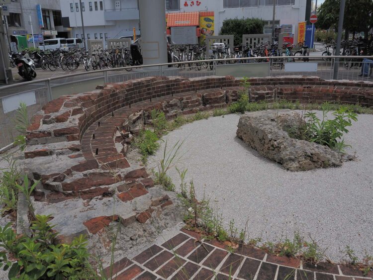 転車台遺構は近づいて観察できる。レンガ積みの土台は二段構造で、下段には桁を旋回させるための車輪受けのレールが固定されていたので、固定用の鉄筋が残っている。円の中心部にあるのは、転車台の桁を支える回転軸の土台だ。