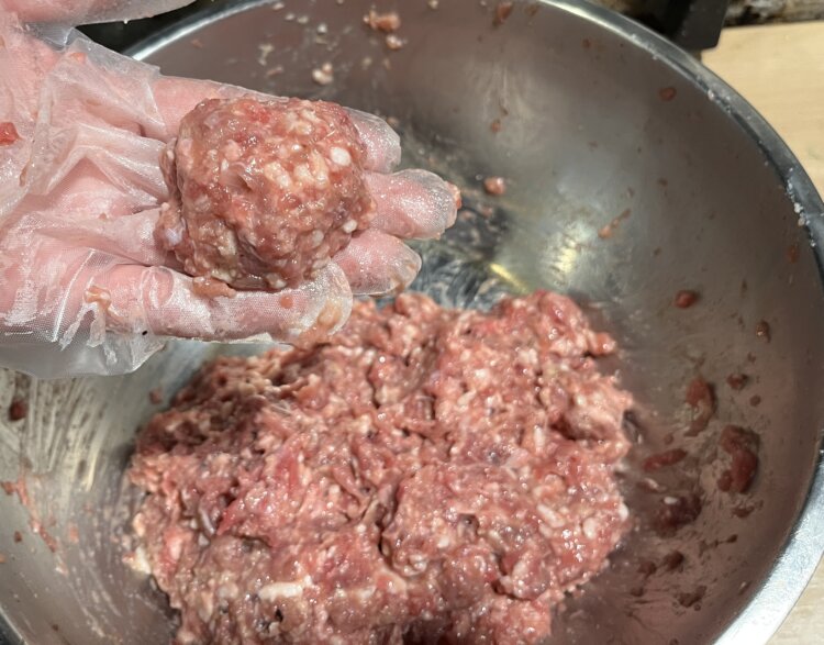 肉だねの段階で、ゴロリとした食感が想像できる。