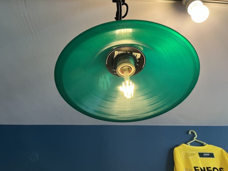 レコードを加工して作ったというランプシェードが店内を飾る。
