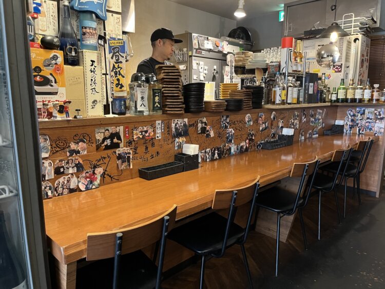 常連客が集うカウンター席。