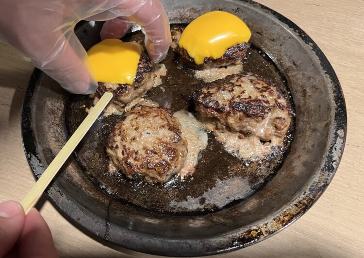こんがり焼けたミニハンバーグを串刺しに。