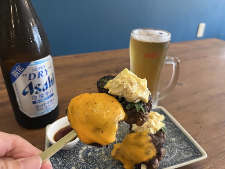 トッピングは日替わりでつく。写真は、チーズとタルタルだ。