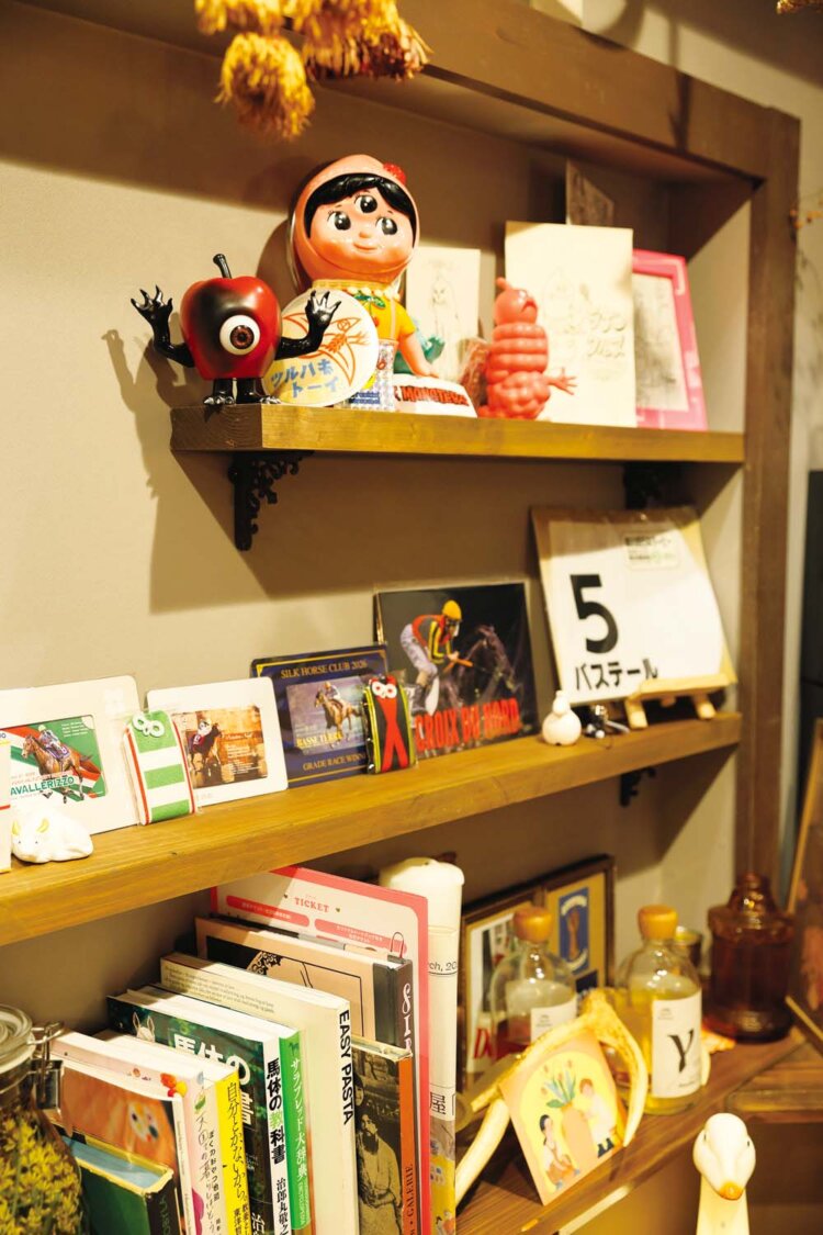 棚の一角は、店主お気に入りのオブジェが並ぶ趣味のコーナーに。