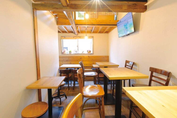 ほっとできる雰囲気。夜はラフな酒場的に利用できる。