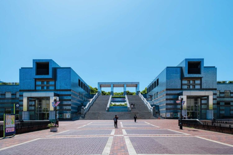 多摩センター駅からまっすぐ延びた先に神殿のようにそびえる。