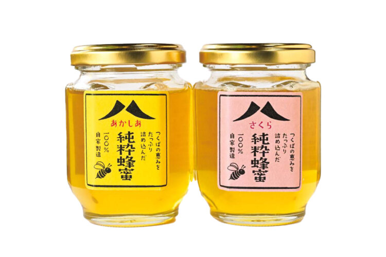 純粋蜂蜜 つくば産あかしあ蜜150g1080円（左）、純粋蜂蜜 つくば産うわみずざくら150g1080円（右）。