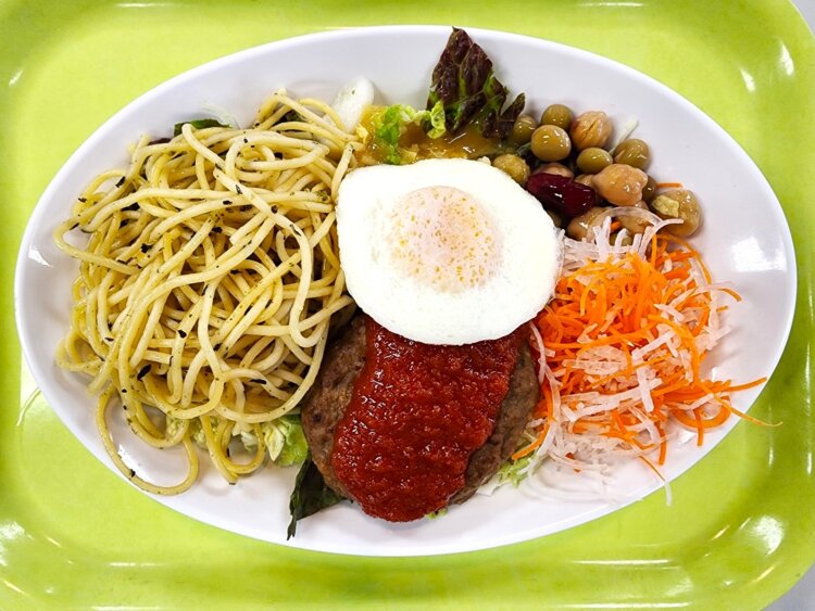ハンバーグ&目玉焼きのしながわボウル750円。彩りもよくおいしそう！